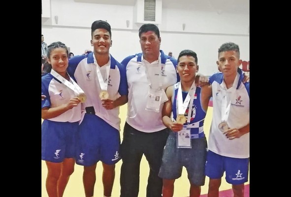 Karol Sánchez, Max Madrid, Kevin Carrasco y Franklin Osorio, junto al entrenador Edgar Castillo (centro). Karol Sánchez, Max Madrid, Kevin Carrasco y Franklin Osorio, junto al entrenador Edgar Castillo (centro).