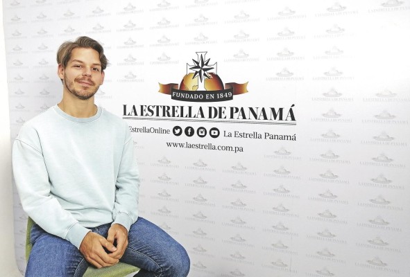 Coloma se considera un cantante alegre, con una visión que busca dejar un mensaje positivo en el mundo. Coloma se considera un cantante alegre, con una visión que busca dejar un mensaje positivo en el mundo.