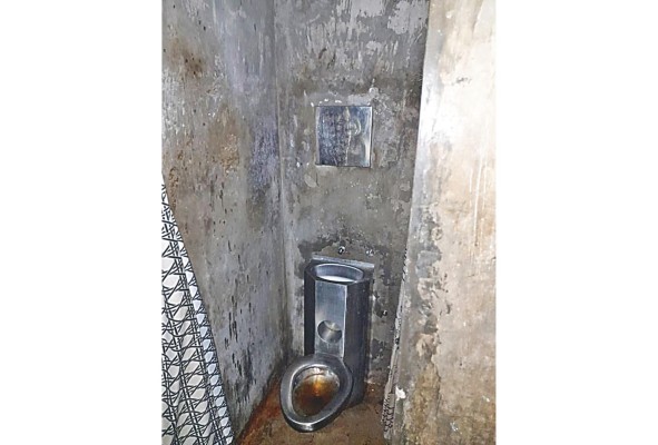 Los reclusos se las ingenian para hacer sus necesidades fisiológicas en un retrete sin agua. Los reclusos se las ingenian para hacer sus necesidades fisiológicas en un retrete sin agua.