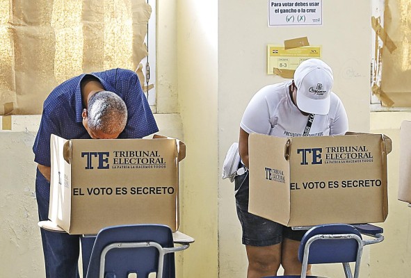 Dos miembros del PRD ejercían su derecho al sufragio el domingo 11 de junio. Dos miembros del PRD ejercían su derecho al sufragio el domingo 11 de junio.