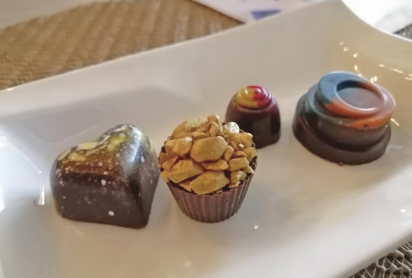 Los bombones de la cata: miel, maní, ají chombo y coco y curry Los bombones de la cata: miel, maní, ají chombo y coco y curry