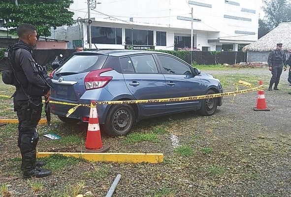 Vista del auto que utilizaron los ladrones este jueves en el robo a una joyería en avenida México. Vista del auto que utilizaron los ladrones este jueves en el robo a una joyería en avenida México.