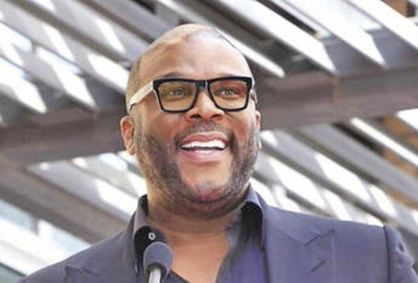 <strong>Tyler Perry </strong>Tyler Perry (13 de septiembre de 1969, Nueva Orleans, Estados Unidos) es actor, comediante, cineasta, escritor y compositor especializado en el género gospel. Oprah Winfrey, en la revista Time para la lista de las personas más influyentes expone que Terry “es un verdadero visionario”, y aunque ahora se encuentra en la cima de un pináculo creciente de éxitos “siempre está tratando de ayudar a los demás. Ya sea para abordar la inseguridad alimentaria y la falta de vivienda en su comunidad, o ayudar a las familias de George Floyd, Rayshard Brooks y Secoriea Turner, o donar millones”. Tomando en cuenta la premisa de Oprah sobre la labor filantrópica del actor, medios internacionales reportaron que durante la pandemia, Terry sorprendió a adultos mayores en el supermercado Krogers, donde el actor se dispuso a pagar los recibos de sus compras. Esta acción la realizó en el área metropolitana de Atlanta. Además, el año pasado Terry se ofreció a ayudar a los hijos de una mujer asesinada por su pareja en un banco de Alpharetta, en Estados Unidos. <strong>Tyler Perry </strong>Tyler Perry (13 de septiembre de 1969, Nueva Orleans, Estados Unidos) es actor, comediante, cineasta, escritor y compositor especializado en el género gospel. Oprah Winfrey, en la revista Time para la lista de las personas más influyentes expone que Terry “es un verdadero visionario”, y aunque ahora se encuentra en la cima de un pináculo creciente de éxitos “siempre está tratando de ayudar a los demás. Ya sea para abordar la inseguridad alimentaria y la falta de vivienda en su comunidad, o ayudar a las familias de George Floyd, Rayshard Brooks y Secoriea Turner, o donar millones”. Tomando en cuenta la premisa de Oprah sobre la labor filantrópica del actor, medios internacionales reportaron que durante la pandemia, Terry sorprendió a adultos mayores en el supermercado Krogers, donde el actor se dispuso a pagar los recibos de sus compras. Esta acción la realizó en el área metropolitana de Atlanta. Además, el año pasado Terry se ofreció a ayudar a los hijos de una mujer asesinada por su pareja en un banco de Alpharetta, en Estados Unidos.