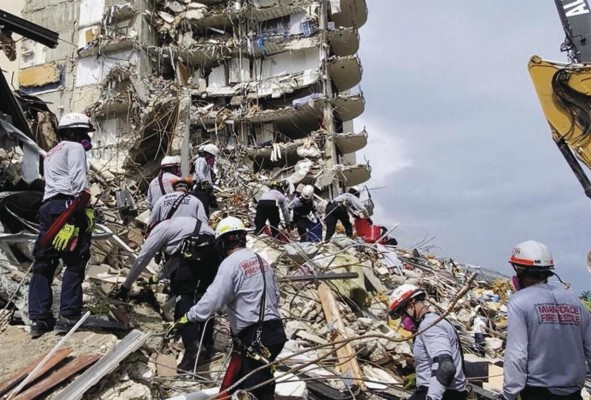 Más de 370 rescatistas se han reunido en la zona del derrumbe desde el pasado jueves. Más de 370 rescatistas se han reunido en la zona del derrumbe desde el pasado jueves.