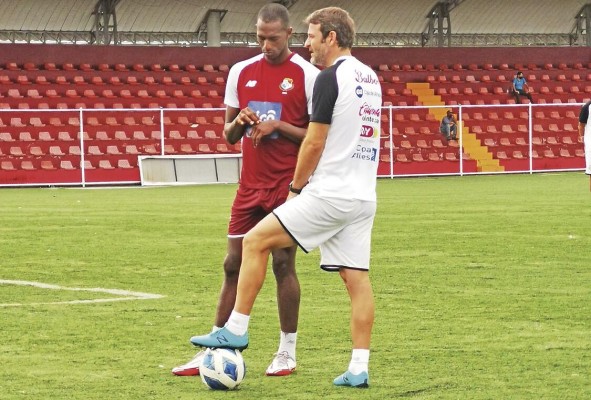 Christiansen, seleccionador nacional, siguió de cerca los entrenamientos. Abdiel Ayarza, fue una de las incorporaciones inesperadas. Christiansen, seleccionador nacional, siguió de cerca los entrenamientos. Abdiel Ayarza, fue una de las incorporaciones inesperadas.