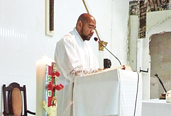El sacerdote panameño Donaciano Alarcón, expulsado de El Salvador, durante la Semana Santa. El sacerdote panameño Donaciano Alarcón, expulsado de El Salvador, durante la Semana Santa.