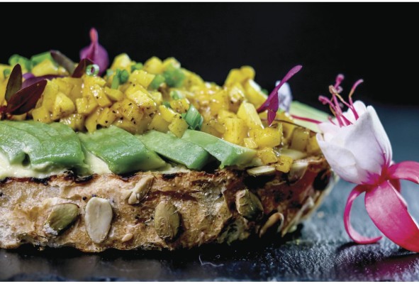 Tosta de aguacate con mango. Tosta de aguacate con mango.