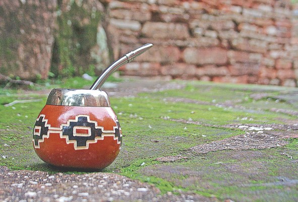 Fotografía cedida por la Asociación Ruta de la Yerba Mate que muestra una de las tradicionales bebidas en Argentina. Fotografía cedida por la Asociación Ruta de la Yerba Mate que muestra una de las tradicionales bebidas en Argentina.