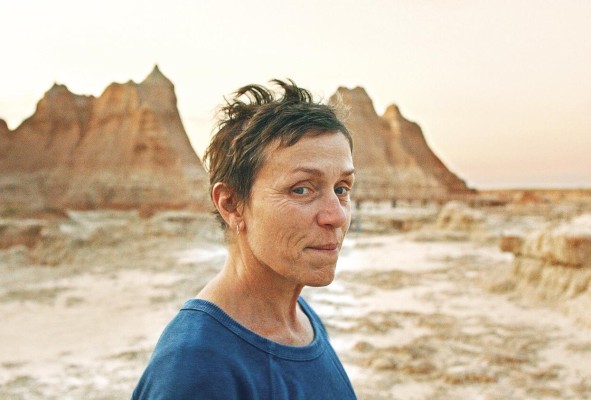 La actriz estadounidense Frances McDormand, al interpretar el papel de Fern, durante una escena de la película 'Nomadland'. La actriz estadounidense Frances McDormand, al interpretar el papel de Fern, durante una escena de la película 'Nomadland'.