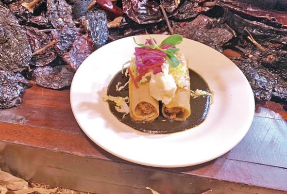 La cultura gastronómica mexicana cuenta la historia, conserva las tradiciones y celebra la biodiversidad del país. La cultura gastronómica mexicana cuenta la historia, conserva las tradiciones y celebra la biodiversidad del país.