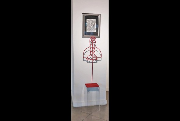 La exposición no solamente abarca pintura y obras sobre papel, también contempla otro tipo de obras, como esculturas sobre hierro. La exposición no solamente abarca pintura y obras sobre papel, también contempla otro tipo de obras, como esculturas sobre hierro.