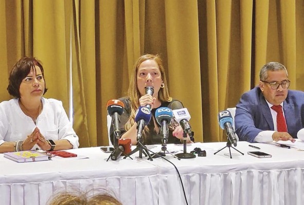 Fanny Romero, representante de los restaurantes de Tierras Altas (d); Maru Gálvez, presidente de la Cámara de Comercio de Tierras Altas (c), y David Cuevas, abogado (d) Fanny Romero, representante de los restaurantes de Tierras Altas (d); Maru Gálvez, presidente de la Cámara de Comercio de Tierras Altas (c), y David Cuevas, abogado (d)
