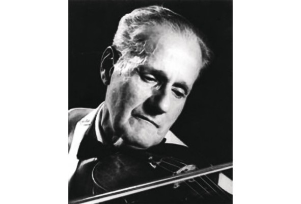 El maestro Alfredo Saint Malo con su famoso violín, el Stradivarius Lipinski, que amerita un artículo por sí mismo. El maestro Alfredo Saint Malo con su famoso violín, el Stradivarius Lipinski, que amerita un artículo por sí mismo.