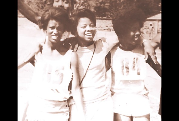 Margarita aparece con Cheryl Wright y Dolores Cox, quienes formaban parte del equipo atlético de Panamá. Margarita aparece con Cheryl Wright y Dolores Cox, quienes formaban parte del equipo atlético de Panamá.