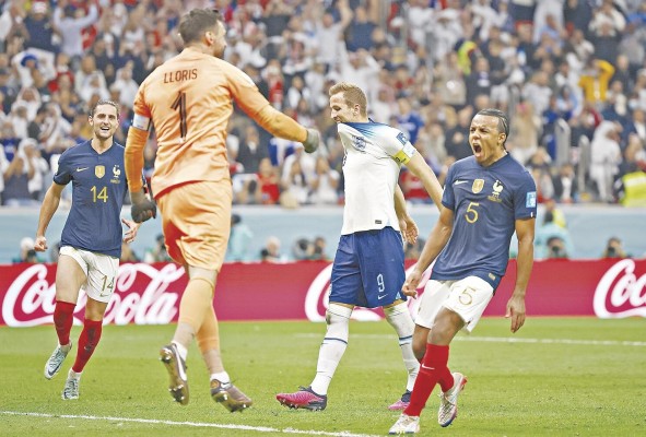 Harry Kane (c) de Inglaterra se lamenta después de fallar un penalti. Harry Kane (c) de Inglaterra se lamenta después de fallar un penalti.