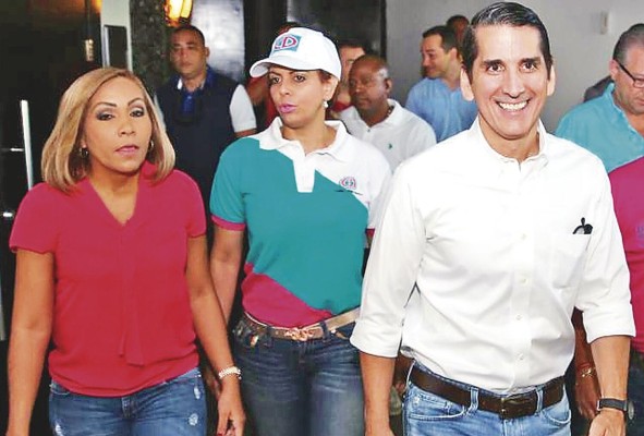 Yanibel Ábrego de “El cambio es ya”, y Rómulo Roux, presidente de Cambio Democrático Yanibel Ábrego de “El cambio es ya”, y Rómulo Roux, presidente de Cambio Democrático