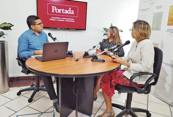 La directora del Centro de Ciencias Espaciales de Panamá, Madelaine Rojas (d), junto a la rectora de la Universidad Técnica de Cotopaxi, Idalia Pacheco, durante una entrevista con 'La Estrella de Panamá'. La directora del Centro de Ciencias Espaciales de Panamá, Madelaine Rojas (d), junto a la rectora de la Universidad Técnica de Cotopaxi, Idalia Pacheco, durante una entrevista con 'La Estrella de Panamá'.