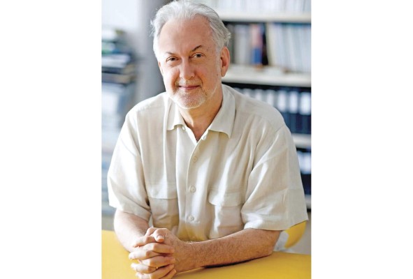 Falleció el pasado 26 de marzo a los 71 años, tras complicaciones de salud por el Covid-19. La comunidad global de profesionales, intelectuales, estudiosos y entusiastas de la arquitectura lamenta su partida. Falleció el pasado 26 de marzo a los 71 años, tras complicaciones de salud por el Covid-19. La comunidad global de profesionales, intelectuales, estudiosos y entusiastas de la arquitectura lamenta su partida.