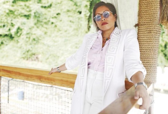 Jochebec Arjona Diseñadora panameña. Su creatividad la vuelca a diseños para ensalzar nuestra cultura. Parece haber conseguido la táctica para transformar un trozo de tela en una pieza de buen gusto y, además, con sello patrio. “Soy una mujer de espacios. Mi espacio más importante es mi círculo cero: mis hijos. Mi éxito no es la marca en sí, es el resultado que veo en mis hijos. Soy una mujer con una comunión muy personal con Dios en la que me dejo guiar por él”. Jochebec Arjona Diseñadora panameña. Su creatividad la vuelca a diseños para ensalzar nuestra cultura. Parece haber conseguido la táctica para transformar un trozo de tela en una pieza de buen gusto y, además, con sello patrio. “Soy una mujer de espacios. Mi espacio más importante es mi círculo cero: mis hijos. Mi éxito no es la marca en sí, es el resultado que veo en mis hijos. Soy una mujer con una comunión muy personal con Dios en la que me dejo guiar por él”.