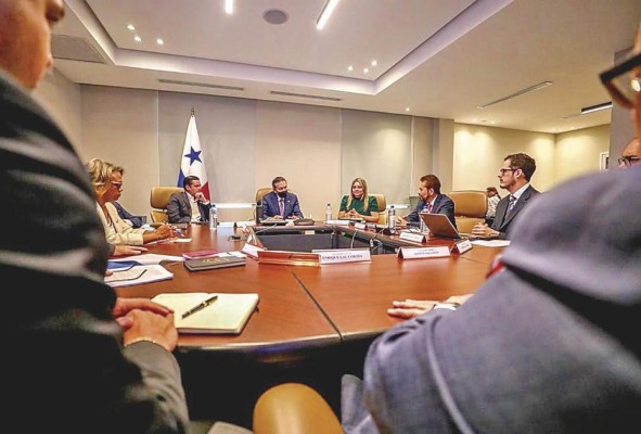 Cortizo se reunió con especialistas en sistemas de pensiones de la OIT Fabio Durán y José F. Ortiz. Cortizo se reunió con especialistas en sistemas de pensiones de la OIT Fabio Durán y José F. Ortiz.