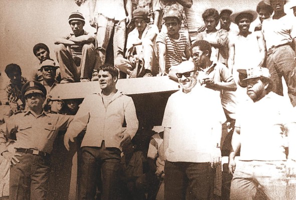En el centro, Roberto 'Mano de Piedra' Durán el día de la entrega de las viviendas a los moradores de Samaria, en la urbanización bautizada con su nombre. Julio de 1978. En el centro, Roberto 'Mano de Piedra' Durán el día de la entrega de las viviendas a los moradores de Samaria, en la urbanización bautizada con su nombre. Julio de 1978.