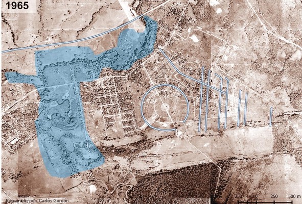 Sobreposición del área inundada por el río Juan Díaz en la crecida de octubre de 1986. En la primera foto de 1965, se aprecia cómo estas zonas bajas se convertían en áreas de desahogo del río Juan Díaz, conformando lagunas durante los períodos de mayor precipitación. Con el avance del desarrollo urbano estas zonas fueron ocupadas. Con la construcción del corredor sur se crea otra barrera que impide el flujo normal del río durante las crecidas, lo que contribuye a las inundaciones. Sobreposición del área inundada por el río Juan Díaz en la crecida de octubre de 1986. En la primera foto de 1965, se aprecia cómo estas zonas bajas se convertían en áreas de desahogo del río Juan Díaz, conformando lagunas durante los períodos de mayor precipitación. Con el avance del desarrollo urbano estas zonas fueron ocupadas. Con la construcción del corredor sur se crea otra barrera que impide el flujo normal del río durante las crecidas, lo que contribuye a las inundaciones.
