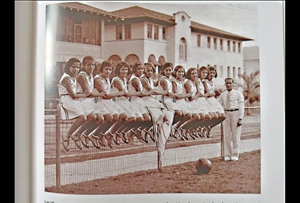 Las guacamayas, equipo femenino de baloncesto dirigido por Ricardo de la Espriella. Integrado por: Eyda Navarro, Marta Guizado, Ángela Ossa, Lelia Navarro, Lochita Arango, Lois Sasso, Judith Navarro, Cecilia Morrice, Lolita Moreno y Rosario Arias. Las guacamayas, equipo femenino de baloncesto dirigido por Ricardo de la Espriella. Integrado por: Eyda Navarro, Marta Guizado, Ángela Ossa, Lelia Navarro, Lochita Arango, Lois Sasso, Judith Navarro, Cecilia Morrice, Lolita Moreno y Rosario Arias.