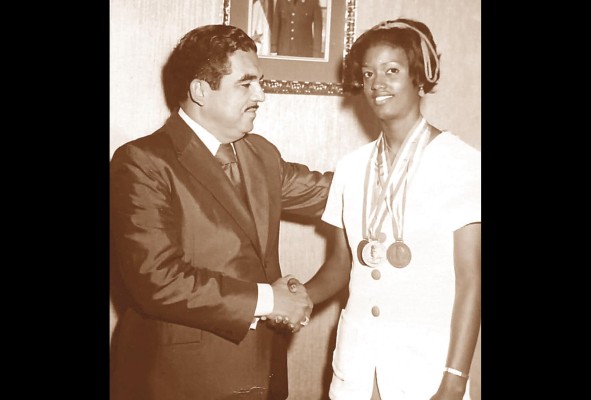 Margarita Martínez recibe un reconocimiento del gerente de la Zona Libre, Roberto Puello, luego de su participación en los juegos de Santo Domingo en 1974. Margarita Martínez recibe un reconocimiento del gerente de la Zona Libre, Roberto Puello, luego de su participación en los juegos de Santo Domingo en 1974.