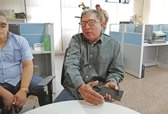El diputado Renilio Martelo Robinson está ocupando la curul de Arquesio Arias. El diputado Renilio Martelo Robinson está ocupando la curul de Arquesio Arias.