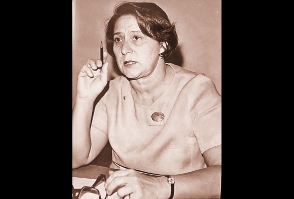 Carmen Miró Gandásegui. Socióloga, estadística y demógrafa. Nació en el año 1919, tiene 103 años de edad, es hija del poeta Ricardo Miró y Blanca Gandásegui. Entre sus aportes más detacados está el impulso de la “demografía crítica latinoamericana”, que plantea problemas y ofrece soluciones según las situaciones sociales, económicas y demográficas de los países. Carmen Miró Gandásegui. Socióloga, estadística y demógrafa. Nació en el año 1919, tiene 103 años de edad, es hija del poeta Ricardo Miró y Blanca Gandásegui. Entre sus aportes más detacados está el impulso de la “demografía crítica latinoamericana”, que plantea problemas y ofrece soluciones según las situaciones sociales, económicas y demográficas de los países.