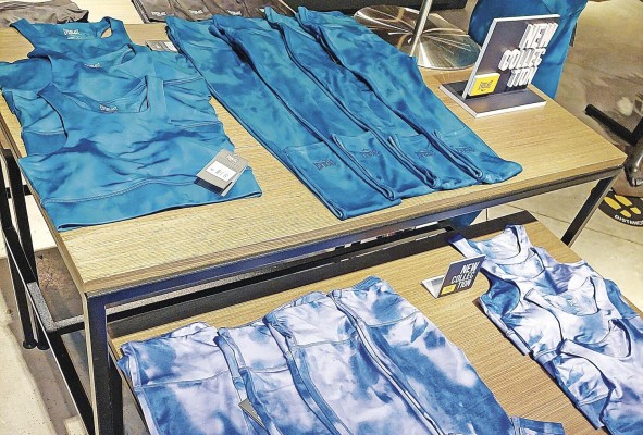 Los diseños 'tie-dye' siguen en las vitrinas de las tiendas deportivas. Los diseños 'tie-dye' siguen en las vitrinas de las tiendas deportivas.