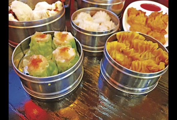 'Siu mai' (de camarón o puerco), 'yi chi kao' (con puerco, camarón y vegetales), 'wantones' fritos. Restaurante Jade Garden - Costa del Este. 'Siu mai' (de camarón o puerco), 'yi chi kao' (con puerco, camarón y vegetales), 'wantones' fritos. Restaurante Jade Garden - Costa del Este.