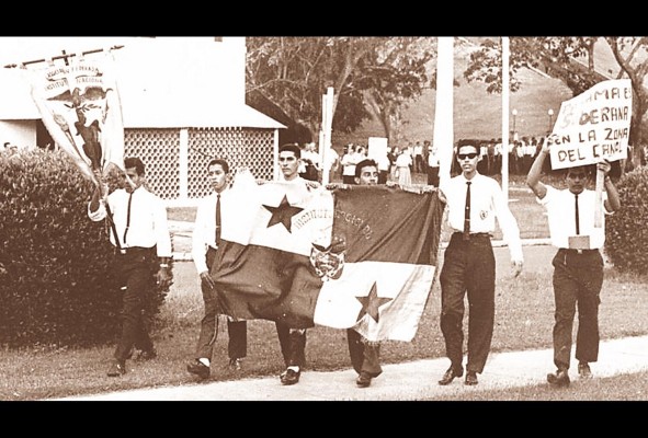 El 9 de enero de 1964 más de 200 estudiantes se reunieron frente a la Balboa High School en la Zona del Canal para izar la bandera panameña. El 9 de enero de 1964 más de 200 estudiantes se reunieron frente a la Balboa High School en la Zona del Canal para izar la bandera panameña.