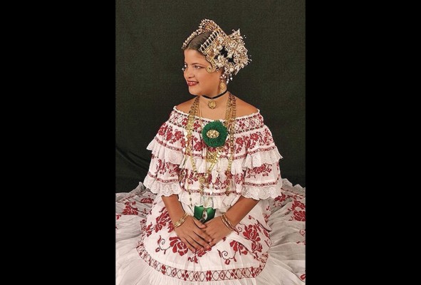 La misma pollera de Sonia, remozada muchos años después, adorna a nuestra hermosa sobrina Isabel Victoria Sadowski Sedda. Foto tomada a una temprana edad durante las tradicionales fiestas carnavalescas. Isabel Victoria es ahora una joven de 24 años, licenciada en el campo de las comunicaciones sociales La misma pollera de Sonia, remozada muchos años después, adorna a nuestra hermosa sobrina Isabel Victoria Sadowski Sedda. Foto tomada a una temprana edad durante las tradicionales fiestas carnavalescas. Isabel Victoria es ahora una joven de 24 años, licenciada en el campo de las comunicaciones sociales