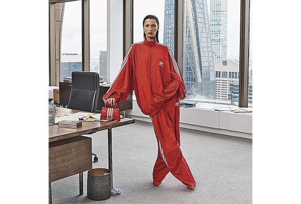 Bella Hadid, modelo para colaboración entre Balenciaga y Adidas. Bella Hadid, modelo para colaboración entre Balenciaga y Adidas.