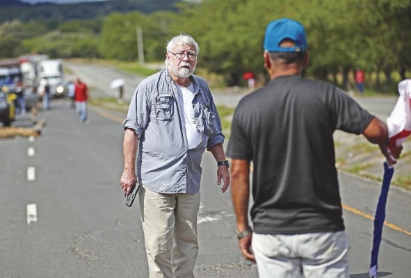 El momento en que la persona, arma en mano, se acercó a los manifestantes. El momento en que la persona, arma en mano, se acercó a los manifestantes.