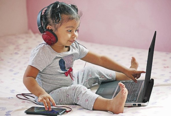 Lo niños deben pasar más tiempo jugando que frente a una pantalla. Lo niños deben pasar más tiempo jugando que frente a una pantalla.