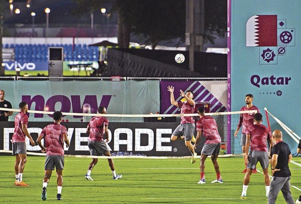 La selección de Catar en una sesión de entrenamiento para su primer partido. La selección de Catar en una sesión de entrenamiento para su primer partido.