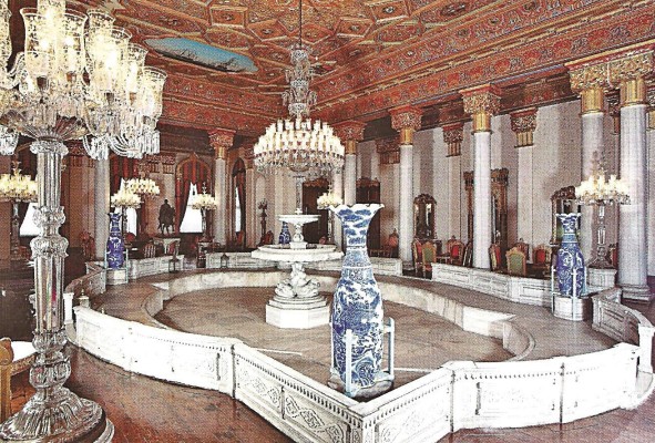 Grandes jarrones y fastuosas lámparas chandelier marcan la tónica Grandes jarrones y fastuosas lámparas chandelier marcan la tónica