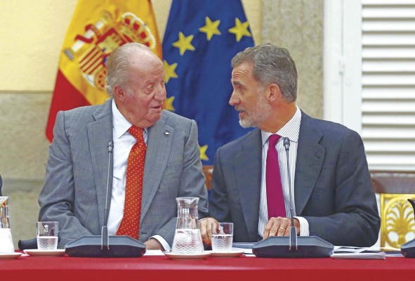El rey emérito, Juan Carlos de Borbón, junto a su hijo, el rey Felipe VI. El rey emérito, Juan Carlos de Borbón, junto a su hijo, el rey Felipe VI.
