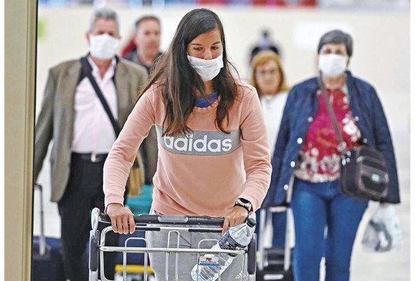 Air Canada ha implementado el uso obligatorio de mascarillas y está reubicando a los clientes para permitir el distanciamiento social. Air Canada ha implementado el uso obligatorio de mascarillas y está reubicando a los clientes para permitir el distanciamiento social.