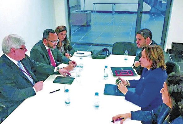 El exprocurador de Brasil, Rodrigo Janot, y su homóloga, Kenia Porcelll, en Lisboa. El exprocurador de Brasil, Rodrigo Janot, y su homóloga, Kenia Porcelll, en Lisboa.