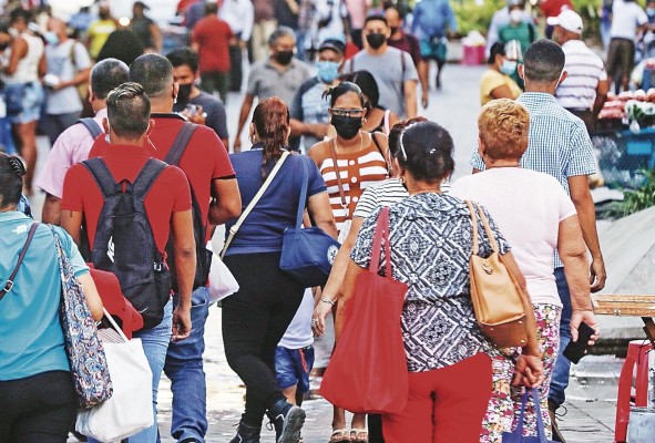 Panameños caminan por la capital Panameños caminan por la capital