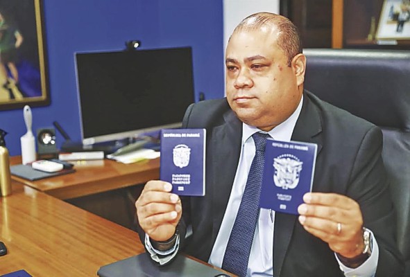 El administrador general de la APAP, Omar Ahumada afirma que los nuevos modelos de pasaporte seguirán teniendo más medidas de seguridad. El administrador general de la APAP, Omar Ahumada afirma que los nuevos modelos de pasaporte seguirán teniendo más medidas de seguridad.