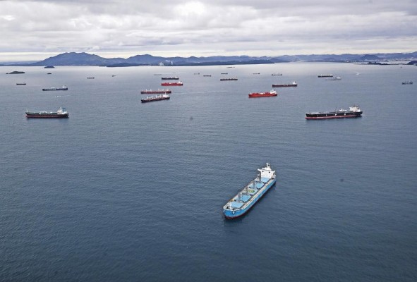 Imagen de archivo donde se muestran varias naves a la espera e transitar por el Canal de Panamá. Imagen de archivo donde se muestran varias naves a la espera e transitar por el Canal de Panamá.
