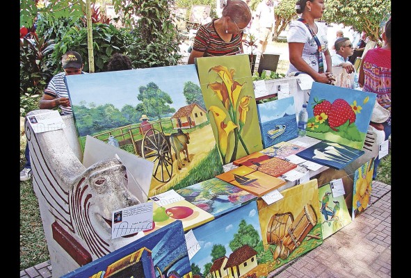 Festival de Arte en el Parque 2014. Exposición y venta de cuadros en el Parque 8 de diciembre de Penonomé. Festival de Arte en el Parque 2014. Exposición y venta de cuadros en el Parque 8 de diciembre de Penonomé.