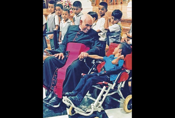 En la visita del papa Juan Pablo II a Panamá, al padre Rómulo Aguilar le correspondió asistir al santo padre en el altar como diácono. En la visita del papa Juan Pablo II a Panamá, al padre Rómulo Aguilar le correspondió asistir al santo padre en el altar como diácono.