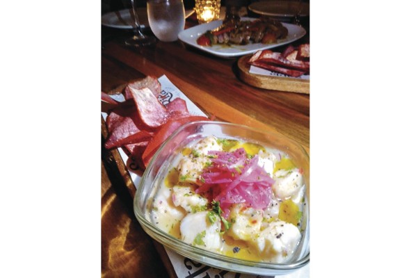 Ceviche de corvina con un toque de maracuyá y 'chips' de otoe Ceviche de corvina con un toque de maracuyá y 'chips' de otoe
