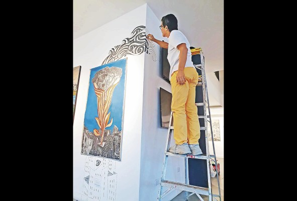 El artista ecuatoriano-panameño Fernando Toledo instalando la serie 'Símbolos Vitales'. El artista ecuatoriano-panameño Fernando Toledo instalando la serie 'Símbolos Vitales'.