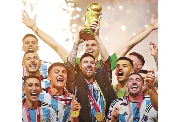 Messi levanta la Copa del Mundo junto a su equipo. Messi levanta la Copa del Mundo junto a su equipo.